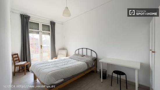 Habitaciones en alquiler en apartamento de 4 dormitorios en Sant Antoni. - BARCELONA