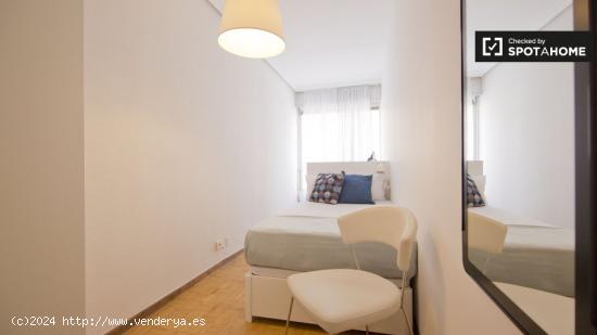 Se alquila habitación ordenada en un apartamento de 6 dormitorios en Nueva España - MADRID