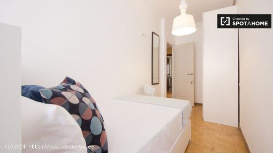 Se alquila habitación ordenada en un apartamento de 6 dormitorios en Nueva España - MADRID