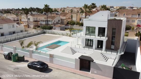 GRAN VILLA DE LUJO DE 4 DORMITORIOS Y PISCINA PRIVADA - ZONA TORREVIEJA - - ALICANTE