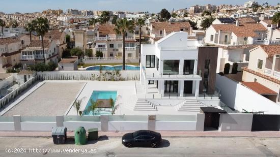 GRAN VILLA DE LUJO DE 4 DORMITORIOS Y PISCINA PRIVADA - ZONA TORREVIEJA - - ALICANTE