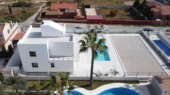 GRAN VILLA DE LUJO DE 4 DORMITORIOS Y PISCINA PRIVADA - ZONA TORREVIEJA - - ALICANTE