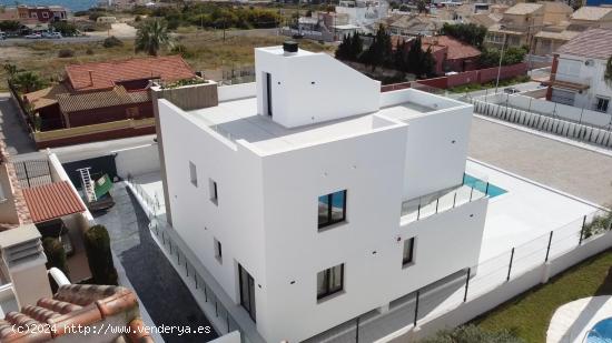 GRAN VILLA DE LUJO DE 4 DORMITORIOS Y PISCINA PRIVADA - ZONA TORREVIEJA - - ALICANTE