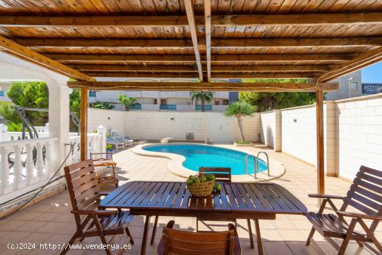 Fatastic Villa Four beds two baths - best location- South facing - Private pool - ALICANTE