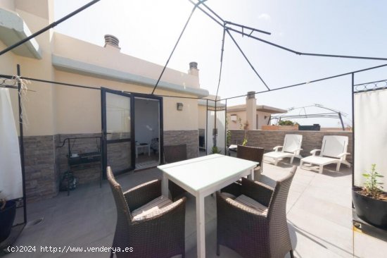 Se vende luminoso apartamento de 2 dormitorios con gran terraza con vistas al mar