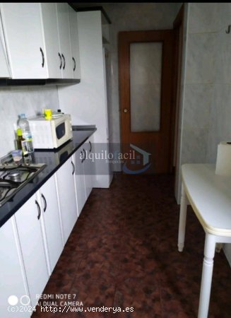 Se alquila piso/Francisco Javier de Moya/4 dormitorios/ 2 baños/1000 €