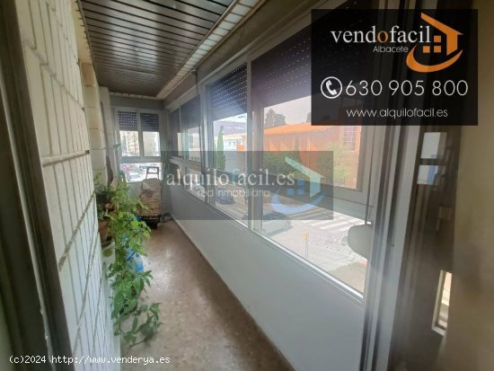 SE VENDE PISO CON GARAJE Y TRASTERO CON 4 HABITACIONES Y 2 BAÑOS POR 165000€