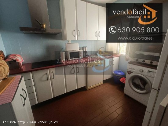 SE VENDE PISO CON GARAJE Y TRASTERO CON 4 HABITACIONES Y 2 BAÑOS POR 165000€