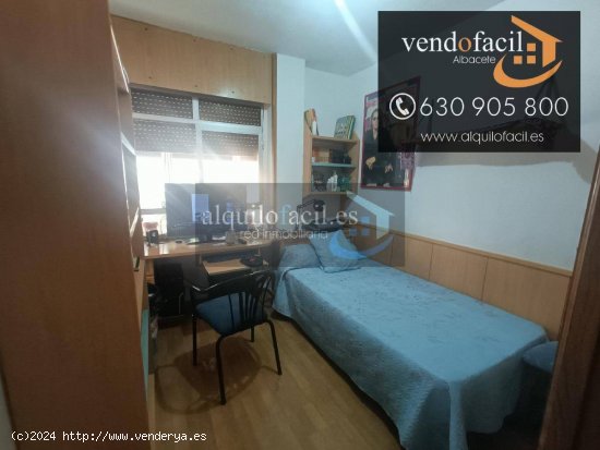 SE VENDE PISO CON GARAJE Y TRASTERO CON 4 HABITACIONES Y 2 BAÑOS POR 165000€