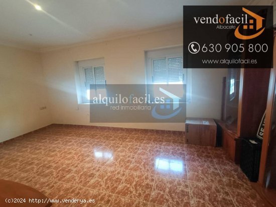 SE VENDE PISO EN ZONA BATALLA DEL SALADO CON PATIO DE 100 METROS CON 4 HABITACIONES POR 198000€