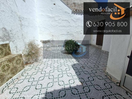 SE VENDE CASA EN POZOHONDO DE 4 HABITACIONES Y PATIO DE 40 METROS POR 68000€