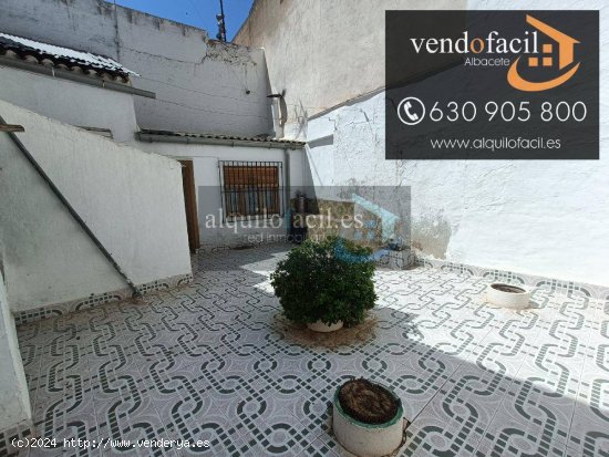 SE VENDE CASA EN POZOHONDO DE 4 HABITACIONES Y PATIO DE 40 METROS POR 68000€