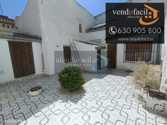 SE VENDE CASA EN POZOHONDO DE 4 HABITACIONES Y PATIO DE 40 METROS POR 68000€