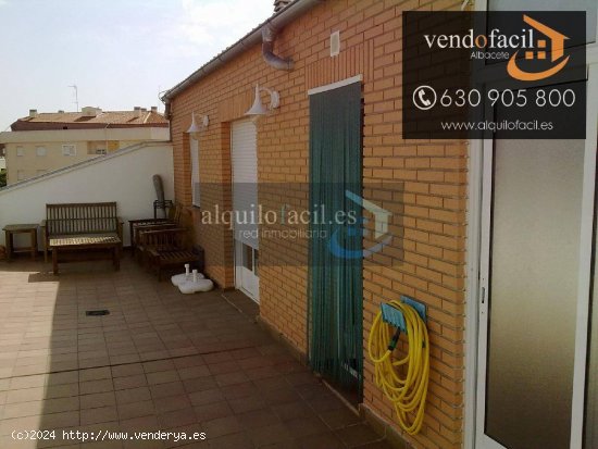 SE VENDE ATICO + GARAJE DE 2 DORMITORIOS Y TERRAZA 65 METROS POR 179000€