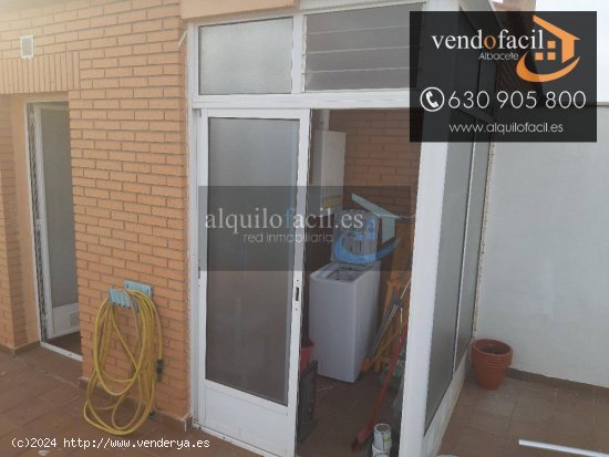 SE VENDE ATICO + GARAJE DE 2 DORMITORIOS Y TERRAZA 65 METROS POR 179000€