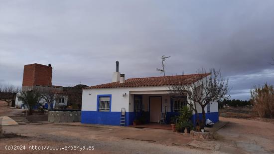 MUY CERCA DEL CASCO URBANO. VIVIENDA PARA HABITAR TODO EL AÑO - ALBACETE