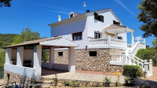 Tegeisa vende gran chalet con piscina y muy buenas vistas - GUADALAJARA