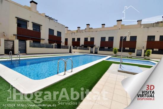 ADOSADO SEMINUEVO CON TERRAZA, GARAJE Y PISCINA - CASTELLON