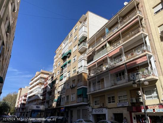 PISO EN DUQUE DE TAMAMES DE 4 DORMITORIOS Y DOS BAÑOS. VIVIENDA AMPLIA Y PERFECTA PARA VIVIR. ES UN