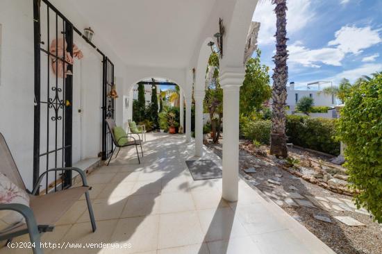 Se vende en La Zenia un precioso chalet de una sola planta - ALICANTE