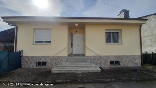 CASA SEMINUEVA EN COLUMBRIANOS CON PEQUEÑO TERRENO - LEON