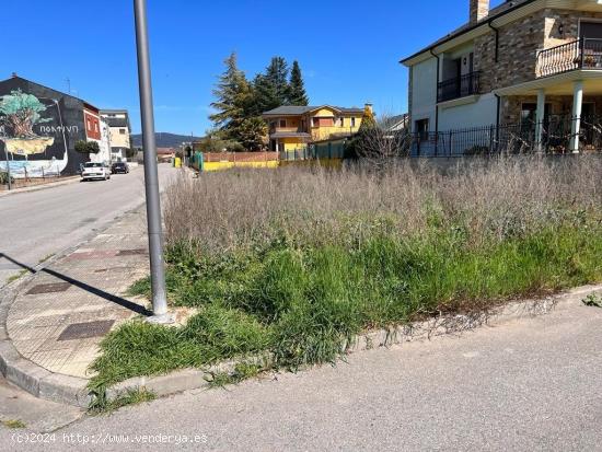 SE VENDE SOLAR EN CACABELOS CON 50 METROS DE FACHADA - LEON