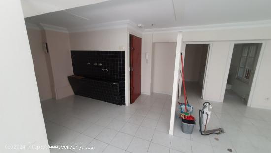  SE VENDE EN PLENO CENTRO DE PONFERRADA ENTREPLANTA IDEAL PARA OFICINAS - LEON 