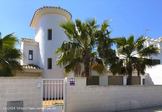 Villa a estrenar de 3 o 4 dormitorios con amplio jardín en un paraje único cerca del mar en La Man