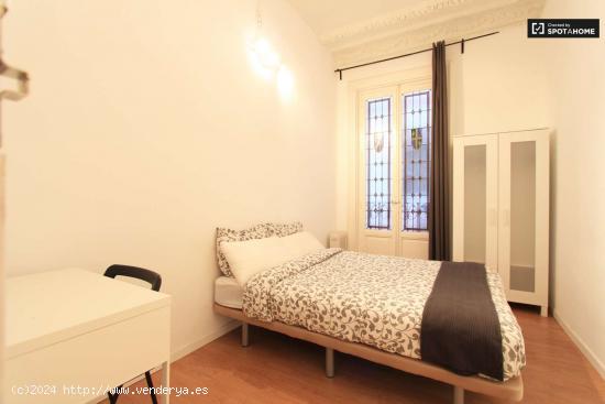 Amplia habitación con armario independiente en el apartamento compartido, Puerta del Sol - MADRID