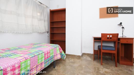 Amplia habitación con amplio espacio de almacenamiento en el departamento compartido, Los Pajaritos