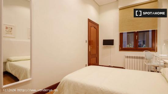 Se alquila habitación en apartamento de 4 dormitorios en Abando e Indautxu - VIZCAYA