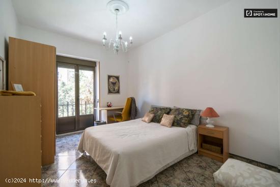  Se alquila habitación en piso de 4 habitaciones en Trinitat, Valencia - VALENCIA 
