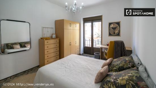 Se alquila habitación en piso de 4 habitaciones en Trinitat, Valencia - VALENCIA