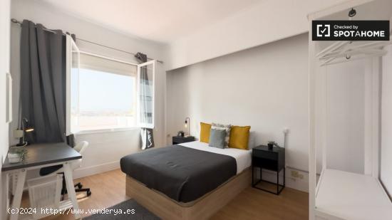 Alquiler de habitaciones en piso de 6 habitaciones en Les Corts De Sarrià - BARCELONA