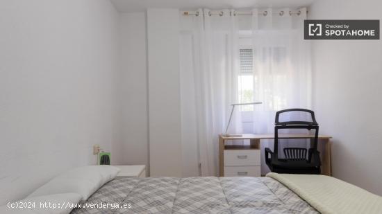 Se alquila habitación en piso de 4 dormitorios en Burjassot - VALENCIA