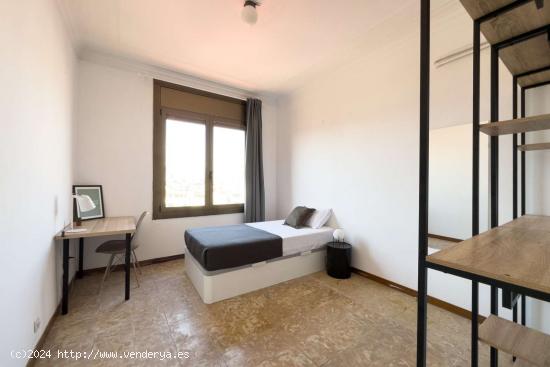  Se alquilan habitaciones en apartamento de 11 habitaciones en El Raval - BARCELONA 