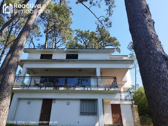 Espectacular chalet unifamiliar con finca, al borde del mar - PONTEVEDRA