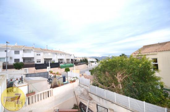  SE VENDE ADOSADO DE TRES DORMITORIOS  CON PISCINA COMUNITARIA EN LA NUCIA - ALICANTE 