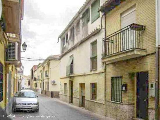  Amplia casa de 3 plantas situada en el centro de Santa Fe. - GRANADA 