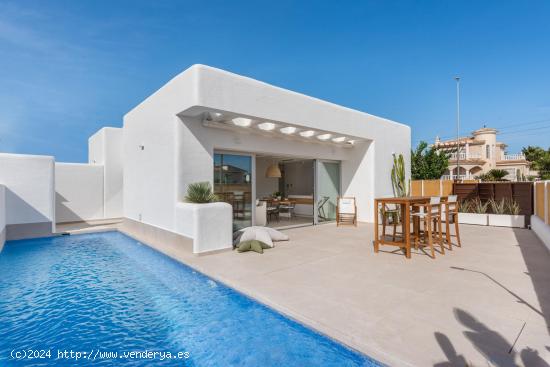 VILLA DE ESTILO IBICENCO DE 3 DORMITORIOS DE NUEVA CONSTRUCCIÓN EN DOLORES - ALICANTE