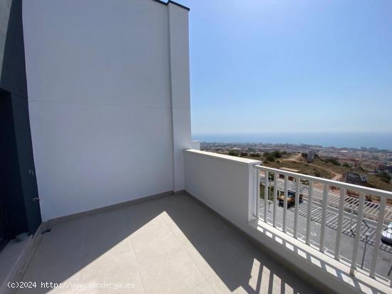 Piso de 3 dormitorios, 2 baños, 2 parkings y trastero, terraza 15.5 m2  con vistas al mar. - MALAGA