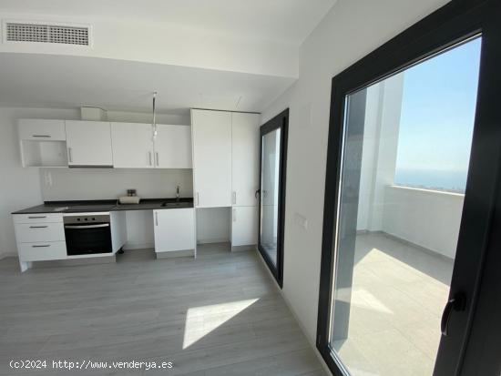 Piso de 3 dormitorios, 2 baños, 2 parkings y trastero, terraza 15.5 m2  con vistas al mar. - MALAGA