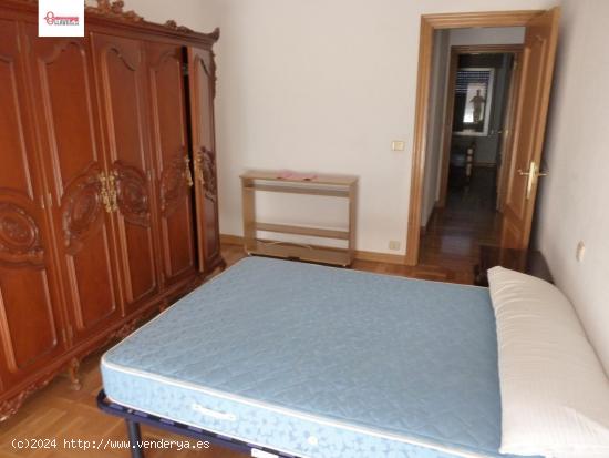 En Burgos. Avda. Paz. Se vende piso de cuatro dormitorios, dos baños, salón, garaje, y trastero - 