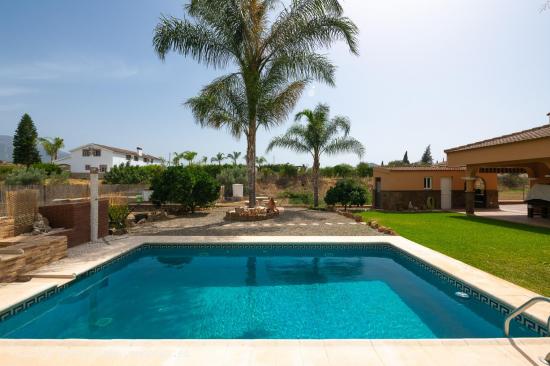 PRECIOSA CASA DE CAMPO CON PISCINA , BONITAS VISTAS Y ACCESO INMEJORABLE. - MALAGA