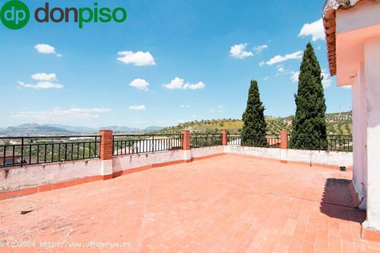 Compuesta por 3 plantas y una ultima con terraza solárium. Situada en una zona centrica - GRANADA