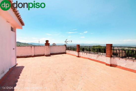 Compuesta por 3 plantas y una ultima con terraza solárium. Situada en una zona centrica - GRANADA