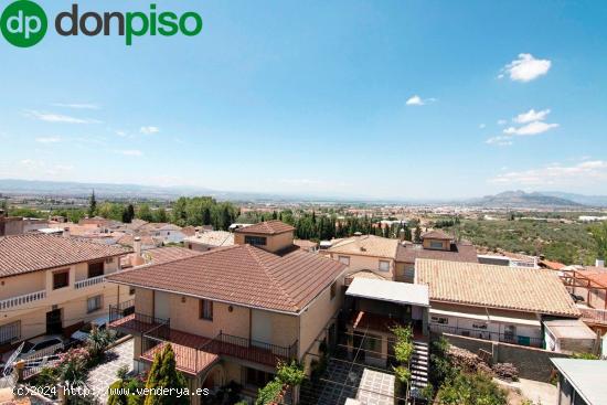 Compuesta por 3 plantas y una ultima con terraza solárium. Situada en una zona centrica - GRANADA