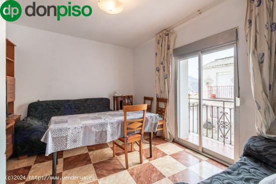  Bonita casa con 3 habitaciones, 2 baños, salón y patio situada en pleno centro de Colomera. - GRAN 