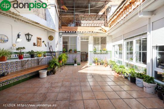 GRAN CASA CON ESTILO EN EL CENTRO DE DÚRCAL - GRANADA