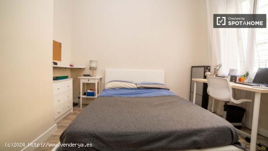 Enorme habitación con cómoda en piso de 5 habitaciones, Eixample - VALENCIA